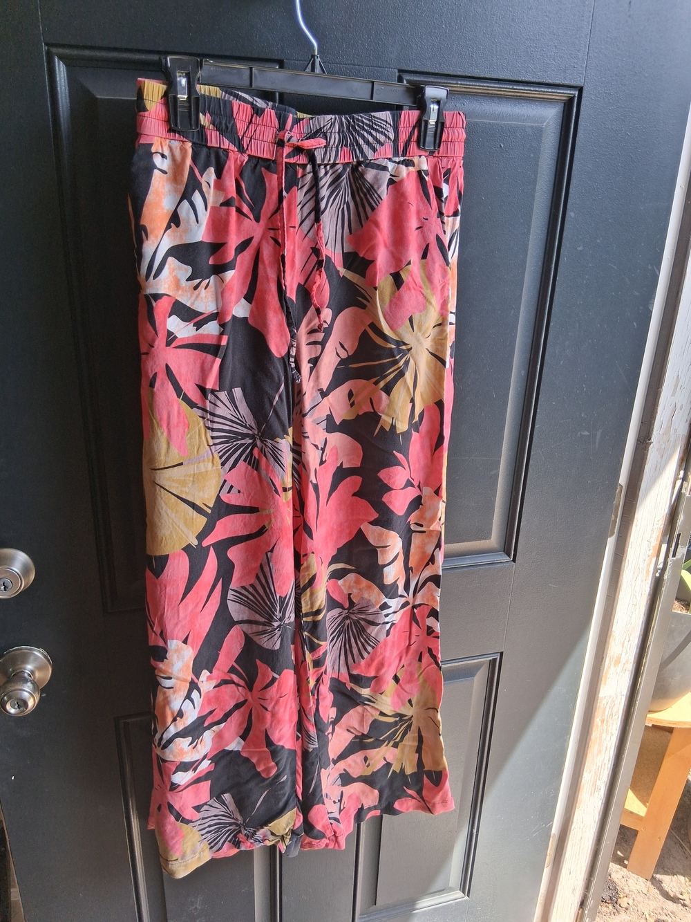 Women’s Straight Leg Tropical Print Pants - Black & Coral